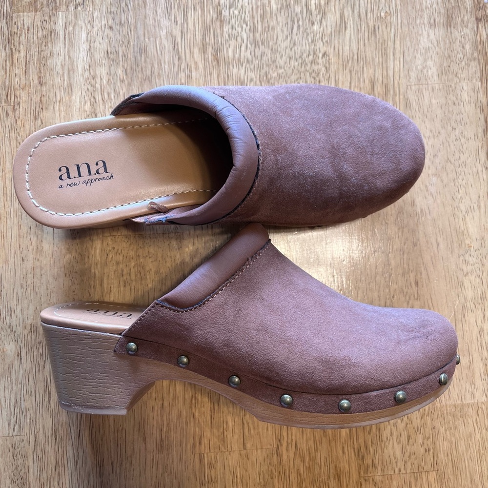 Women’s brown clogs